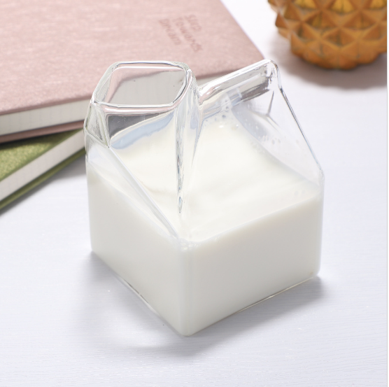 पारदर्शी गिलास कपले बनेको सबैभन्दा सुन्दर पेय पदार्थहरू