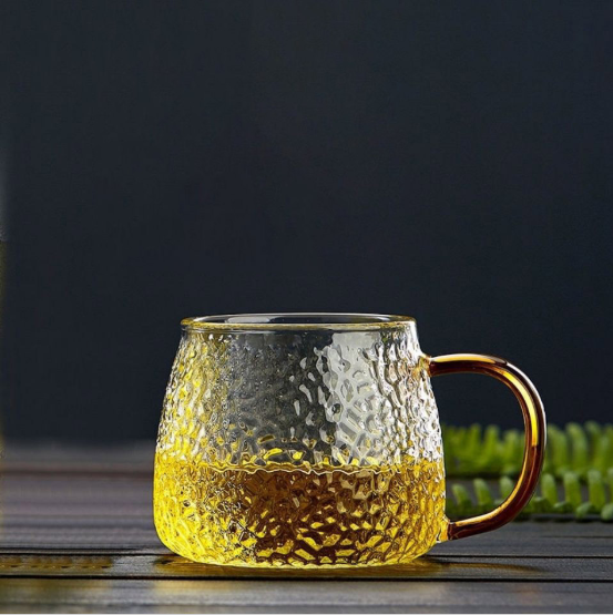 पिउँदा हामीलाई किन पारदर्शी वाइन गिलास चाहिन्छ?